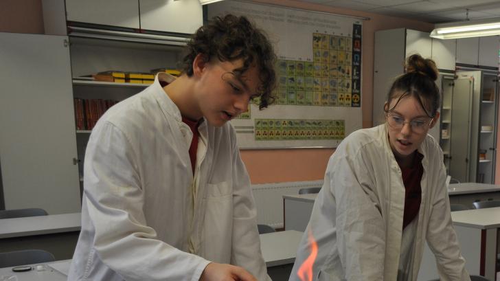 Experimente im Chemieraum: Bennett (l.) und Christin (2.v.l.) erklärten, durch welche chemischen Elemente sich die Flamme verfärbt.