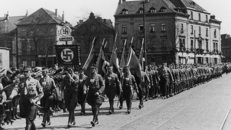 Propagandamarsch der Sturmabteilung (SA) der NSDAP auf der Buerschen Straße am 1. Mai 1936. 