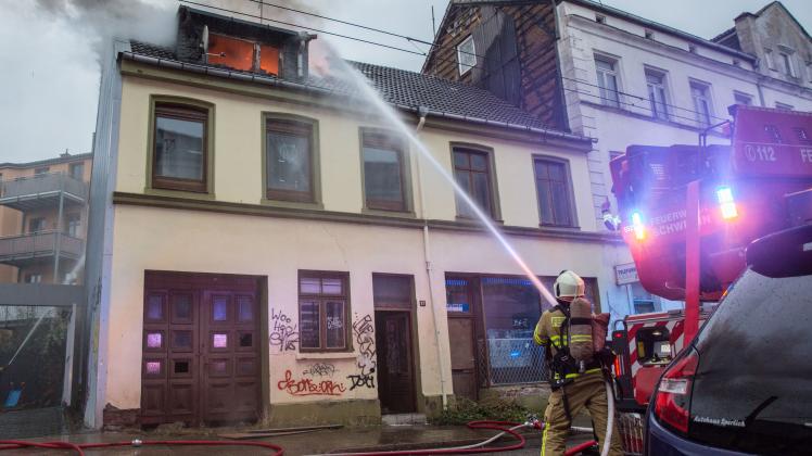 Feuerwehr-Einsatz in Schwerin: Nicht immer können die Kameraden ihren Job ohne Störungen machen.