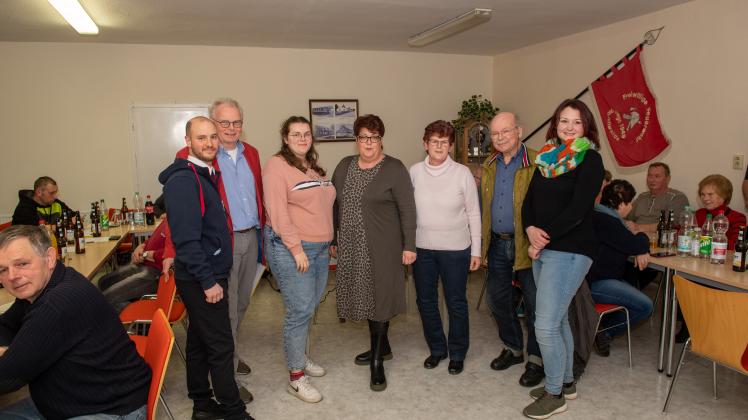 Das sind sie, die sich in den kommenden Jahren ehrenamtlich für ihre Freiwillige Feuerwehr engagieren wollen: Benni Alm, Uwe Julius, Laura Werner, Petra Romann, Sabine Werner, Detlef Westphalen, Doris Simon (von links). Nicht auf dem Bild: Katrin Dittmann. 
