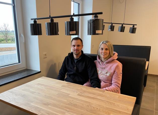 Junges Paar Bistro und Ferienwohnungen in Janneby