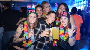 Sie ziehen als „Reisegruppe Malle“ durch die Holstenhalle und bereiten sich schon mal auf ihren Ballermann-Urlaub vor.