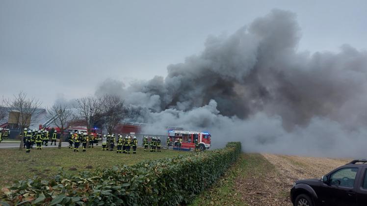 Alle Feuerwehren in der Samtgemeinde Dörpen wurden aufgefordert, zur Surwolder Straße in Neubörger zu kommen. Dort brannte es erneut in einer Schweinemastanlage.