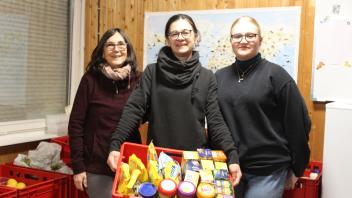 Die Motivation bei (von links) Monika Kaiser, Marija Hansen und Marie Janke bleibt hoch: Mit haltbaren Nahrungsmitteln wird das Angebot für die Berechtigten ergänzt.