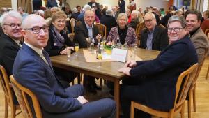 Zahlreiche Bürgermeister und Ehrengäste aus den umliegenden Kommunen waren zum Neujahrsempfang erschienen. Moorreges Bürgermeister Wolfgang Balasus (von links, CDU), Uetersens Bürgermeister Dirk Woschei (SPD), Torneschs Bürgermeisterin Sabine Kählert (parteilos), Rainer Jürgensen, Amtsdirektor Gums, Ute Ehmke (Wählergemeinschaft GuB`82), Bürgermeisterin von Groß Nordende, Holms Bürgermeister Uwe Hüttner (CDU) und der CDU-Landtagsabgeordnete Martin Balasus.
