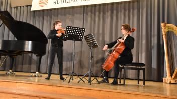 Gehörten zu den Preisträgern: Clara Mia Windelberg an der Violine und Paula Harders am Violoncello (r.).