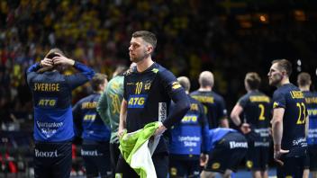 STOCKHOLM 20220129 De svenska spelarna med Niclas Ekberg deppar efter förlusten efter söndagens bronsmatch i handbolls-V