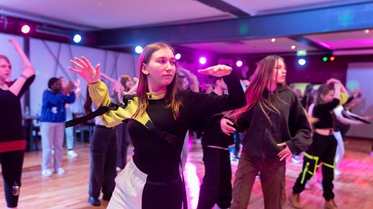 Wie K-Pop in Tanzschulen unterrichtet wird  - Sara Streiter   bei der Tanzschule Hull