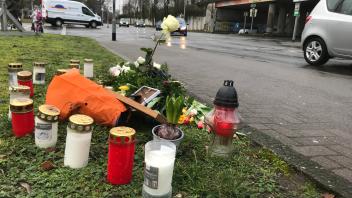 Blumen und Kerzen erinnern an der Kreuzung an den jungen Mann, der nach einem Zusammenbruch verstorben ist. Foto: Michael Korn