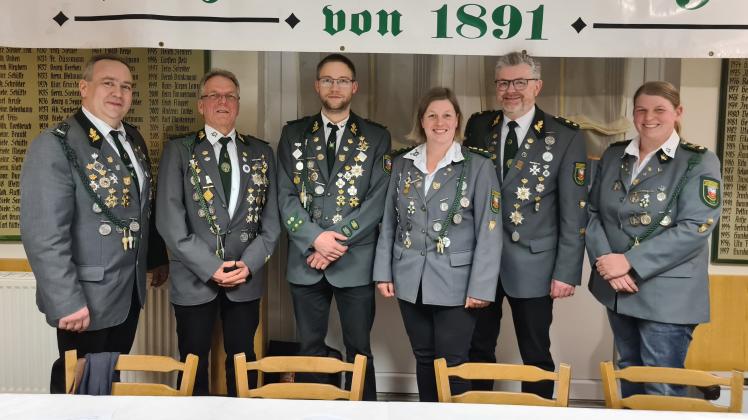 (Jahresmeister): Dennis Blankemeyer (als 1. Schießmeister), Hans Joachim Skibbe, Michael Helmbold, Selina Ahlers, Dirk Brinkmann (als 2. Vorsitzender), Tanja Steffen(als Kassenwartin).