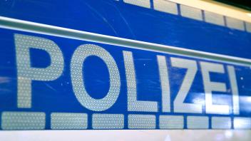Düsseldorf, 20.01.2023, Symbolfoto Schriftzug in Nahaufnahme auf einem Einsatzwagen der Polizei NRW Deutschland *** Dues