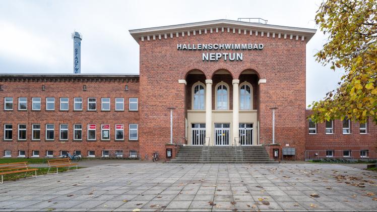Die Neptun-Schwimmhalle in der Hansestadt passt auch im Februar die Schwimmzeiten an.
