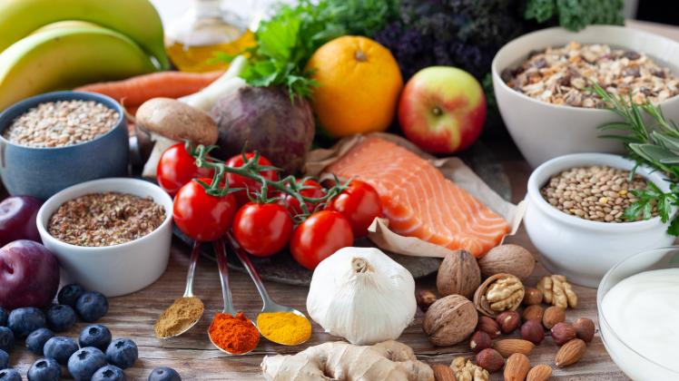 Gesundes Essen - Auswahl an gesunden Nahrungsmitteln zur Senkung des Blutdrucks - Deutschland *** Healthy food selection