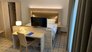 Ein Premium-Doppelzimmer mit Boxspringbett und drehbarem Fernseher. Hotel Goldenstedt, 3 Sterne, Dehoga