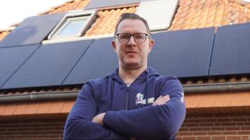 Uwe Horstmann aus Haselünne berät Hausbesitzer, die eine Photovoltaikanlage auf dem Dach installieren wollen. Inzwischen kann sein Unternehmen PV-Anlagen auch liefern und montieren.