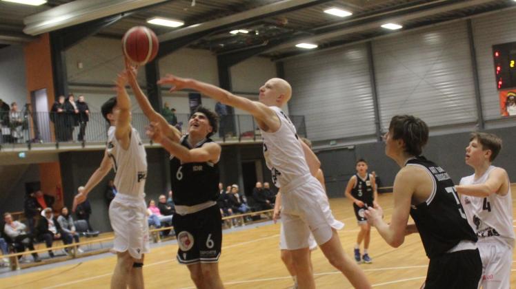 YRD-Scorer Alen Blakaj (rechts) kann Ruanos (Nr. 6, ART) nicht am Korbleger hindern