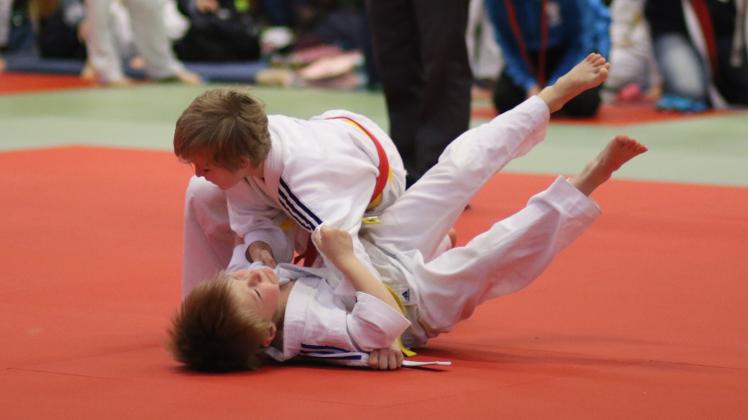 Autsch! Vito Bartz (oben) vom To-Judo-Klub Ratzeburg knallt hier Korvin Brodersen vom TSV Lindewitt auf die Matte.