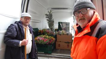 Wolfgang Krüger (vorn) und Alfons Hafenstein laden Lebensmittel bei der Tafel Eiderstedt in Tönning aus.