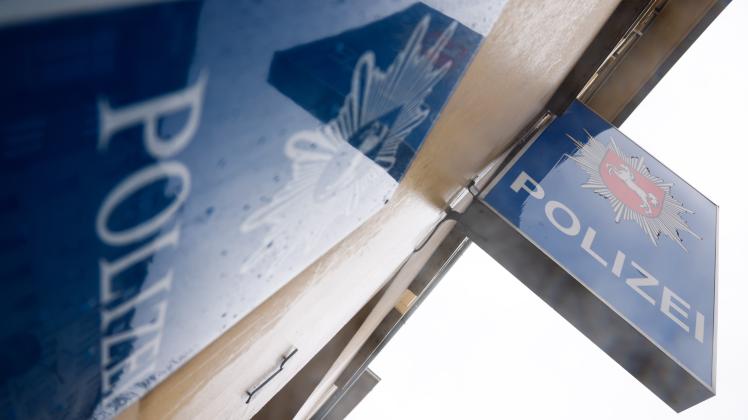 Polizeiwache Kollegienwall der Polizeidirektion Osnabrück, aufgenommen am 12.01.2023. /Wache; Dienststelle; Symbolbild; Blaulicht; Polizei; Logo; Schriftzug; Verbrechen/ Foto: Michael Gründel
