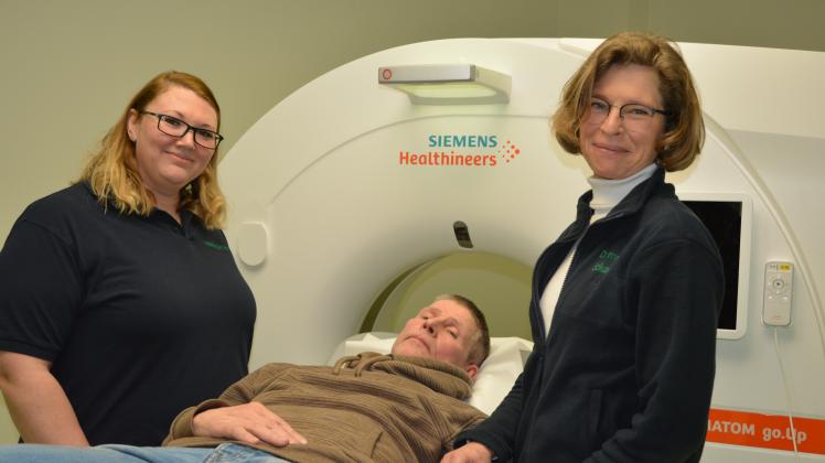 Auf dem neuesten technischen Stand ist das CT des MVZ Lingen.  Gut versorgt fühlt sich Patient Dieter Kessen von der Ärztlichen Leiterin Dr. Brigitte Eckard und der Medizinischen Fachangestellten Margerita Weisgerber (links).