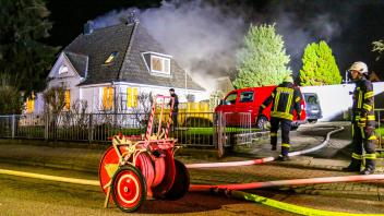 Ein Kellerbrand in einem Wohnhaus im Hesterberg hat ein größeres Aufgebot der Feuerwehr anrücken lassen.