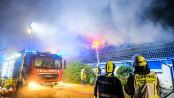 Ein Großfeuer hat in der Nacht zum Dienstag ein Haus mit zwei Wohnungen in Braderup im Kreis Nordfriesland zerstört.
