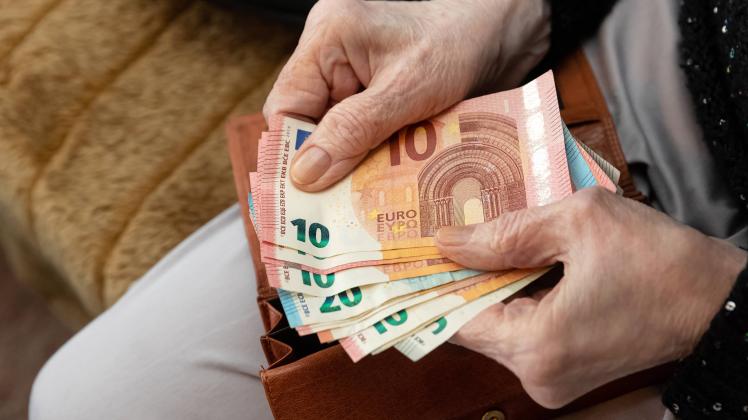 Seniorin mit Geld - Symbolbild DEU, Deutschland, Berlin: Eine Seniorin zählt Geld. Symbolbild, Themenbild zu Senioren un