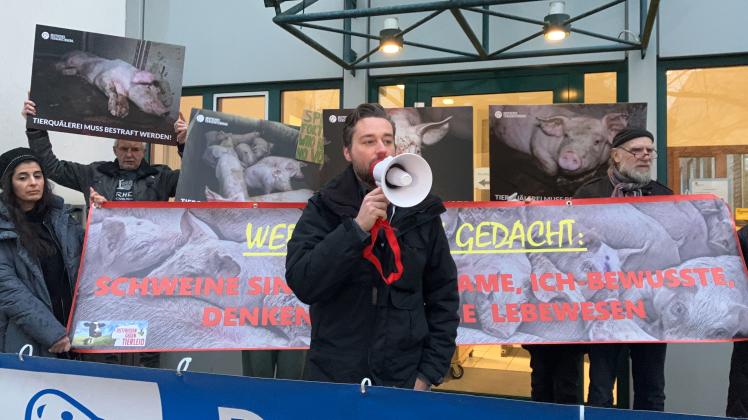 Jan Peifer, Vorstandsvorsitzender Deutsches Tierschutzbüro e.V. am Megafon vor den demonstrirenden Aktivisten