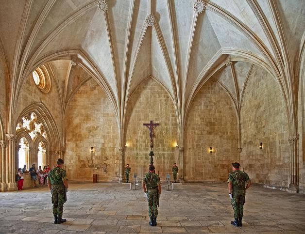 Der Kapitelsaal im Kloster Mosteiro de Santa Maria da Vitória ist seit 1921 eine nationale Gedenkstätte der gefallenen Soldaten des Ersten Weltkrieges.
