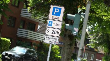 Ein Schild weist darauf hin, dass in dieser Straße in Hamburg-Fuhlsbüttel Parkscheinpflicht und eine Höchstparkdauer bes