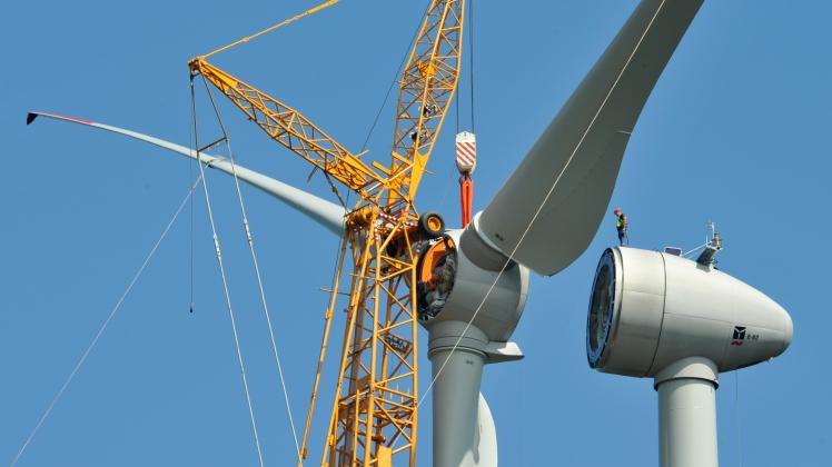 Montage neuer Windkraftanlage im Schwarzwald