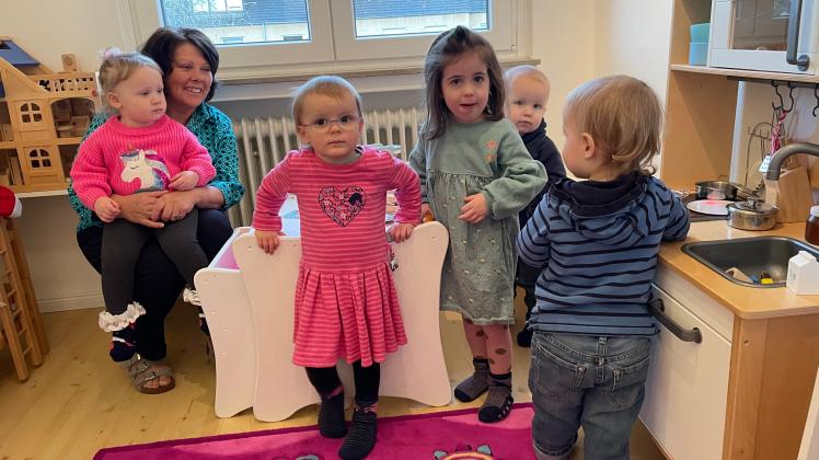 Gemeinsame Spielzeit bei Tagesmutter Natalie Flor da Silva: Laura, Zoé, Malea, Ben und Leo. 