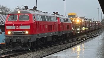 In einer Lok des roten Autozugs der Deutschen Bahn (DB) hatte es am frühen Dienstagmorgen auf Sylt gebrannt. Dass diese im Bahnhof stand, als die Löschkräfte alarmiert wurden, sei gut gewesen, sagte ein Feuerwehrmann.