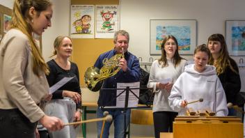 Die angehenden Erzieherinnen der Berufsschule für Gesundheit und Soziales lernen in ihrer Musikstunde den Hornisten Stefan Dohr kennen.