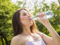 Trinken, kühlen, schützen: Das Einmaleins für heiße Tage
