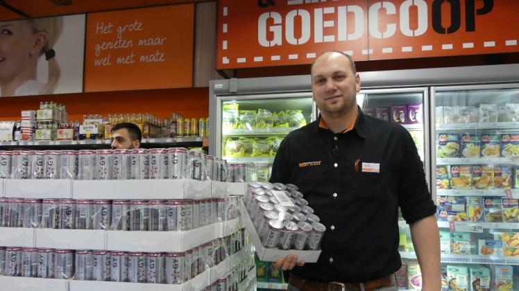 Coen Spa ist Verkaufsleiter im Coop-Supermarkt in Bad Neuschanz. Er zeigt eine Palette mit Energy-Drinks: ein Verkaufsschlager. 
