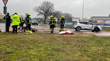 Auto und Moped sind nach einem Unfall in Boizenburg stark beschädigt. Beide Fahrzeugführer mussten ins Krankenhaus. Der Mopedfahrer wurde sogar mit dem Rettungshubschrauber dort hin verbracht.