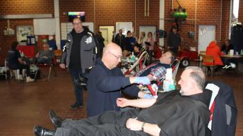 Gut zu tun hat das Team bei der Abnahme der Blutspenden. Mit dabei an diesem Tag sind auch Pater Bernhardin und Bürgermeister Christian Scholüke.