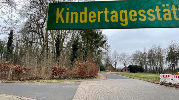 An der Hahnentanger Straße, nördlich der Kita, sollen günstige Mietwohnungen entstehen. Dafür müssen aber die Bäume (links) gefällt werden. Das stößt auf Kritik.
