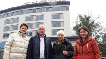 Knapp 18.000 Euro für die Osnabrücker Kindertafel: Spendenübergabe im Vienna House Remarque Hotel. Die Personen von links: Ira Klusmann (Leiterin Vienna House Remarque), Hermann Große-Marke (Vorstand Osnabrücker Tafel), Gerda Huberstroh (Gründungsvorsitzende Osnabrücker Tafel), Maren Meynert (Marketing Manager Vienna House Remarque)