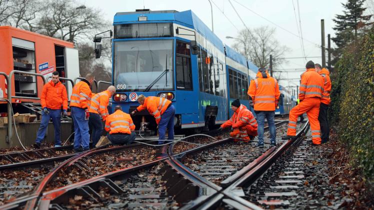 Straßenbahn in Rostock entgleist: Weichen-Probleme ließen Triebwagen in Reutershagen aus den Gleisen springen