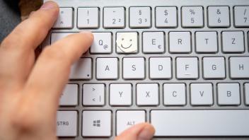 Ohne Augenzwinkern: In Geschäftsmails auf Smileys verzichten