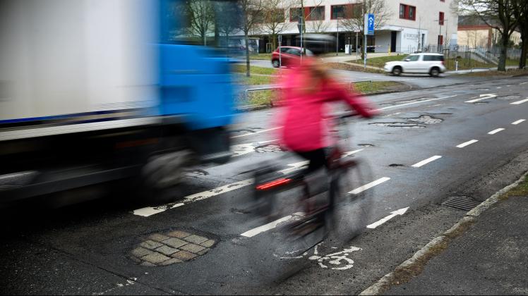 Achtung Straßenschäden - in der Rostocker Kopernikusstraße reiht sich Schlagloch an Schlagloch. Auch die Radstreifen sind betroffen, zudem weichen Autofahrer beim Umkurven der Schlaglöcher oft auf den Radweg aus. Der Bereich direkt vor dem Ostseestadion wurde bereits saniert und ist weniger stark betroffen. Foto: Georg Scharnweber