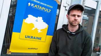Editor-in-chief of Katapult magazine Benjamin Fredrich poses outside the publication&apos;s headquarters in Greifswald on March 29, 2022. - Employees of the magazine have agreed to a pay cut in order to finance a special Ukraine team made up of Ukrainian journalists in Germany and in the Ukraine reporting about the conflict. (Photo by John MACDOUGALL / AFP)