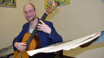 Seit Kurzem neuer Direktor des Rostocker Konservatoriums: Der 36-jährige Johannes Lang hat klassische Gitarre studiert.