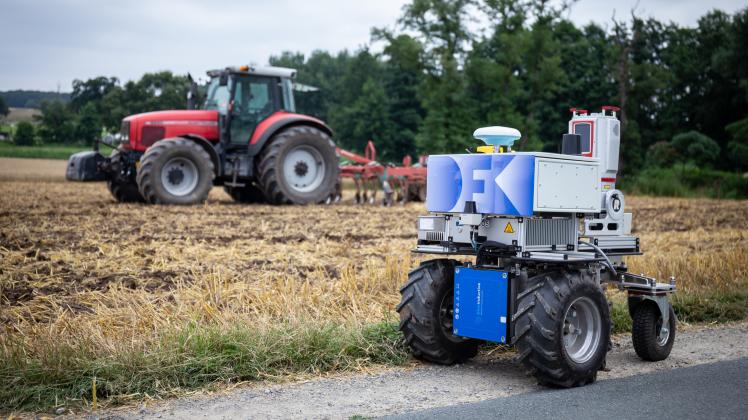 Landmaschinen mit Künstlicher Intelligenz und Agrarroboter werden künftig in Osnabrück für den Einsatz in der Praxis vorbereitet. Hochschule Osnabrück, DFKI und Agrotech Valley Forum stellen dafür die passende Infrastruktur bereit.