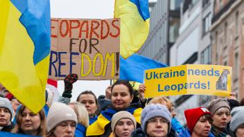 A hundred people (mostly of Ukrainian origin) gathered in front of the European Commission building today to demand the 