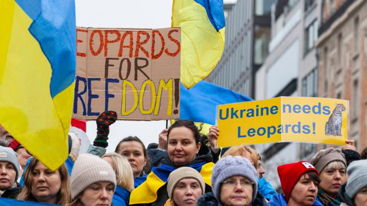 A hundred people (mostly of Ukrainian origin) gathered in front of the European Commission building today to demand the 