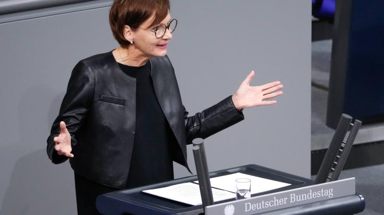 73. Bundestagssitzung und Debatte Aktuell,01.12.2022 Berlin, Bildungsministerin Bettina Stark-Watzinger (FDP) im Portrai