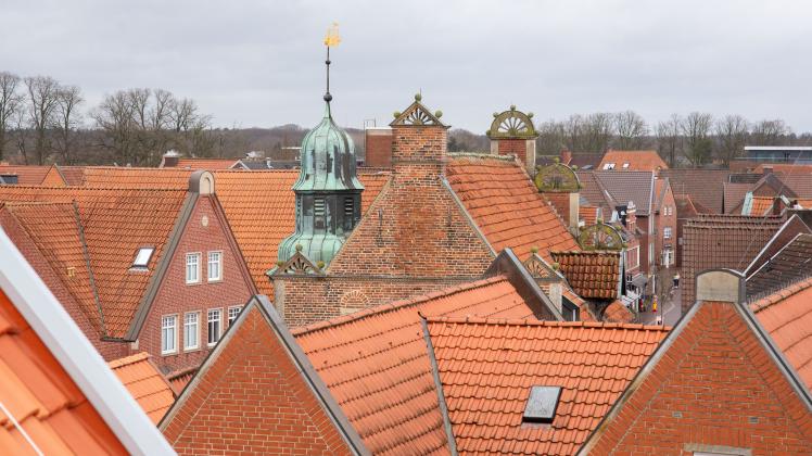 Blick vom neuen Stadthaus auf das alte Rathaus der Stadt Meppen. 